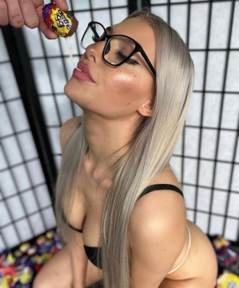 Страстная брюнетка с обворожительной улыбкой готова раскрыть все свои тайны перед интересным собеседником. В моих объятиях ты забудешь обо всем на свете! 15277, 24 года